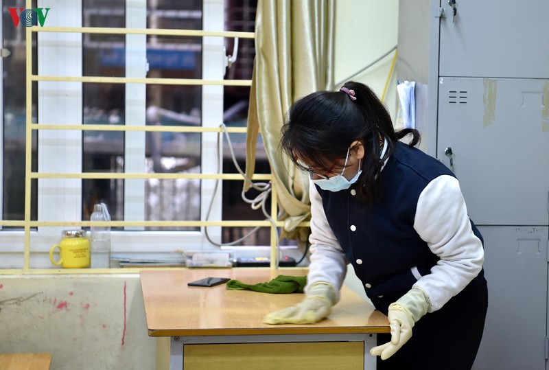 can canh co giao deo gang tay, khau trang khu trung lop hoc hinh 8