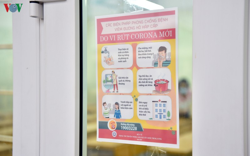 can canh co giao deo gang tay, khau trang khu trung lop hoc hinh 9