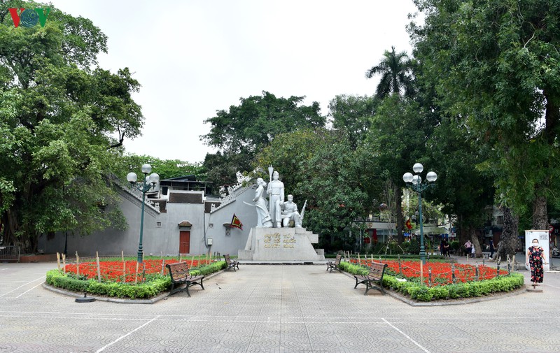 ha noi nhung ngay chong dich: pho van xanh va hoa van khoe sac, toa huong... hinh 15