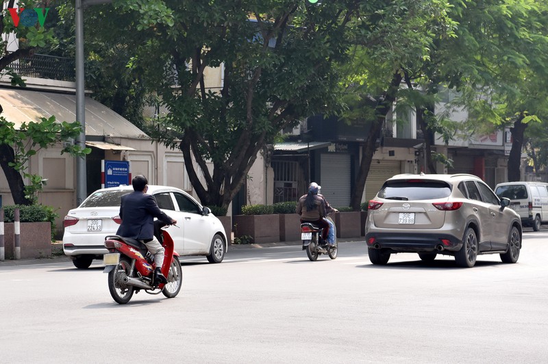 ảnh: người hà nội vô tư vượt đèn đỏ, không đội mũ bảo hiểm vì...vắng csgt hình 12 anh: nguoi ha noi vo tu vuot den do, khong doi mu bao hiem vi...vang csgt hinh 12