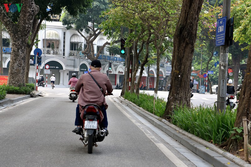 anh: nguoi ha noi vo tu vuot den do, khong doi mu bao hiem vi...vang csgt hinh 15