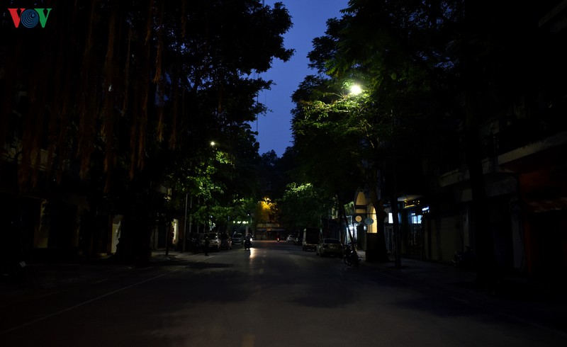 ha noi - dem nam mo pho dong hinh 4