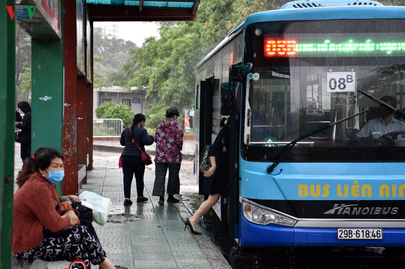 anh: xe buyt ha noi hoat dong tro lai, khach di van con thua vang hinh 11