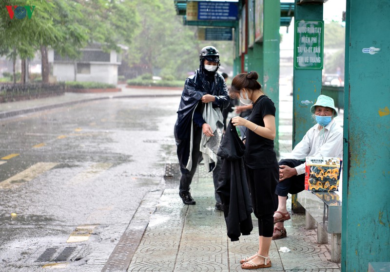 anh: xe buyt ha noi hoat dong tro lai, khach di van con thua vang hinh 13