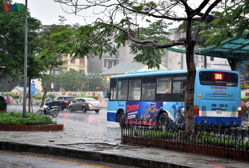 anh: xe buyt ha noi hoat dong tro lai, khach di van con thua vang hinh 14