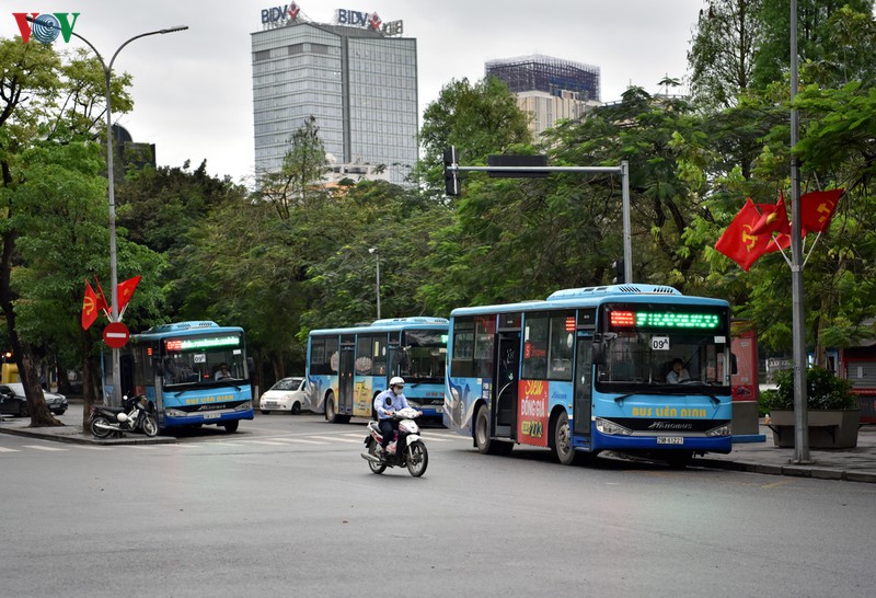 anh: xe buyt ha noi hoat dong tro lai, khach di van con thua vang hinh 1