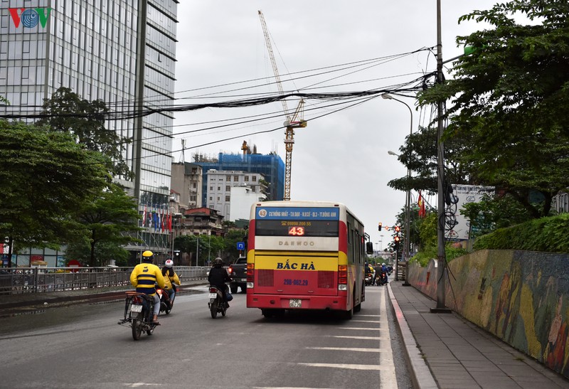 anh: xe buyt ha noi hoat dong tro lai, khach di van con thua vang hinh 2