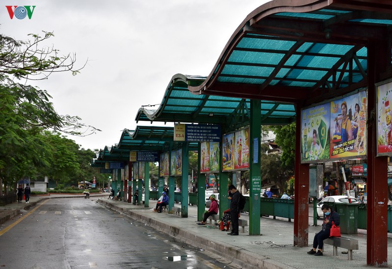 anh: xe buyt ha noi hoat dong tro lai, khach di van con thua vang hinh 3
