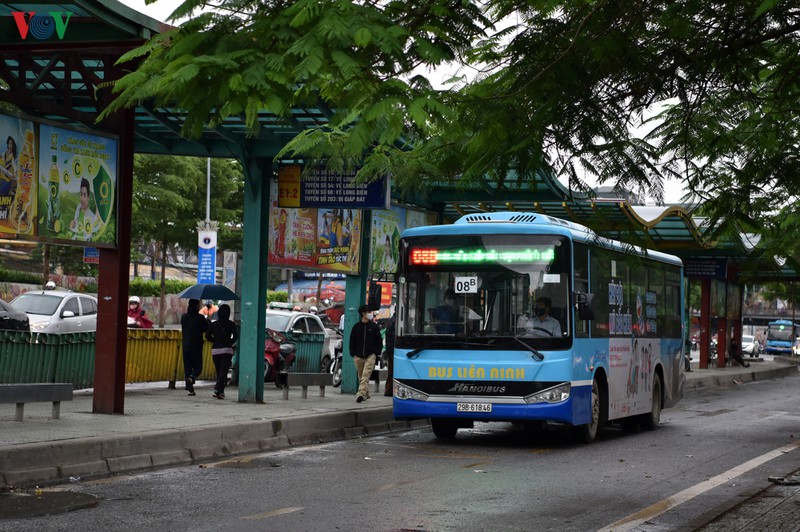anh: xe buyt ha noi hoat dong tro lai, khach di van con thua vang hinh 4