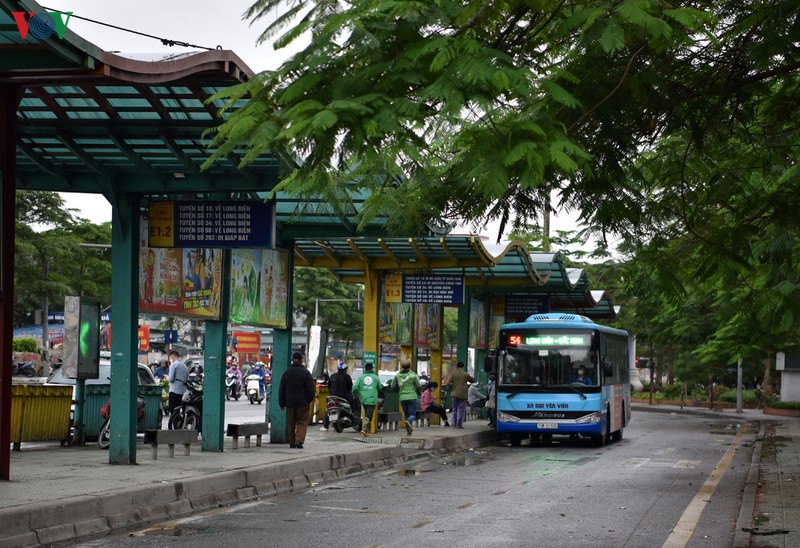 anh: xe buyt ha noi hoat dong tro lai, khach di van con thua vang hinh 5