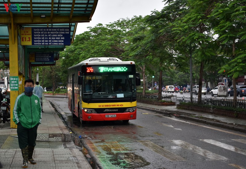 anh: xe buyt ha noi hoat dong tro lai, khach di van con thua vang hinh 7
