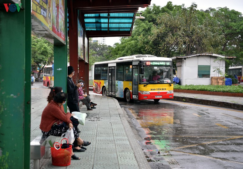 anh: xe buyt ha noi hoat dong tro lai, khach di van con thua vang hinh 8