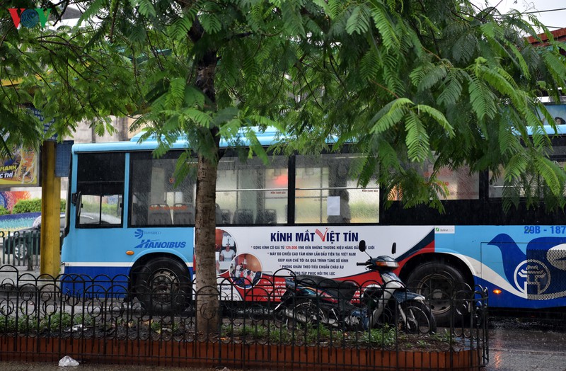 anh: xe buyt ha noi hoat dong tro lai, khach di van con thua vang hinh 9