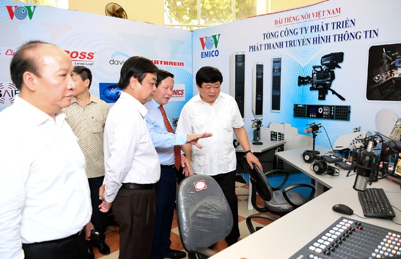 khai mac 2 trien lam trong khuon kho lhpt toan quoc lan thu xiv hinh 5