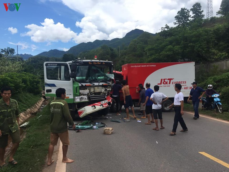 xe tai va xe cuu ho giao thong dam nhau, quoc lo 6 un tac cuc bo hinh 1