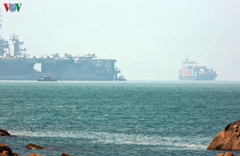 can canh tau san bay my uss carl vinson dang tham tp da nang hinh 14