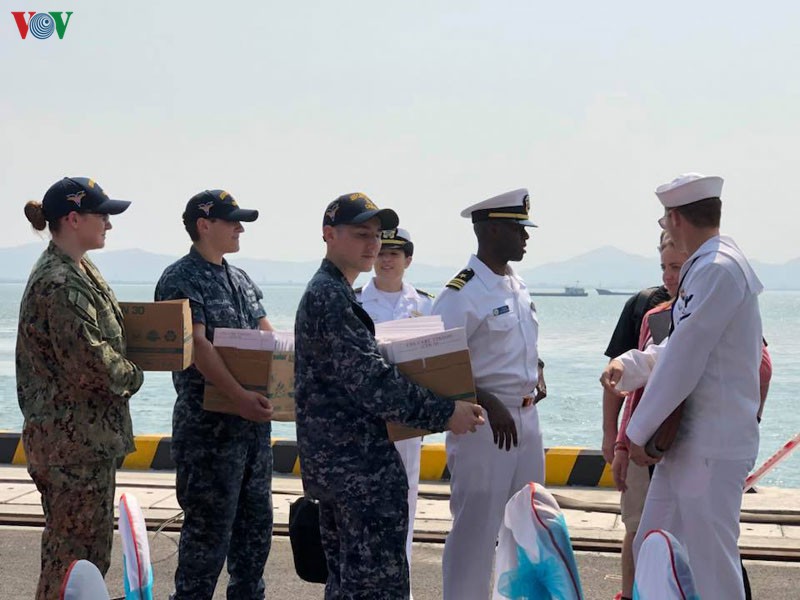 can canh tau san bay my uss carl vinson dang tham tp da nang hinh 10