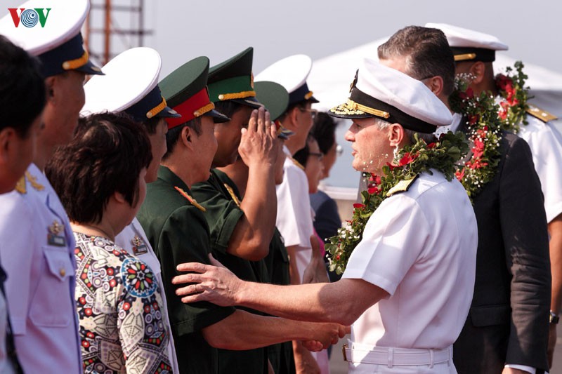 can canh tau san bay my uss carl vinson dang tham tp da nang hinh 8