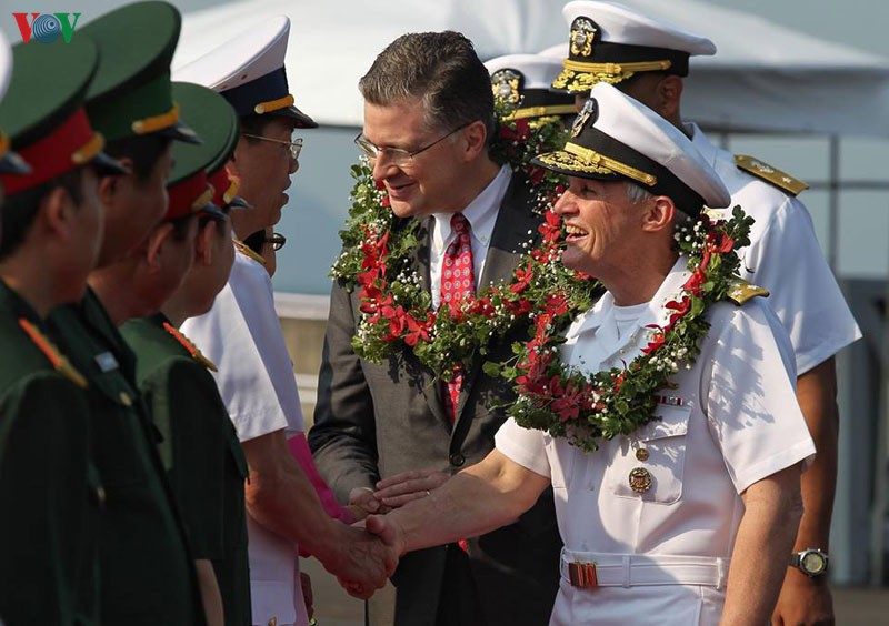 can canh tau san bay my uss carl vinson dang tham tp da nang hinh 9