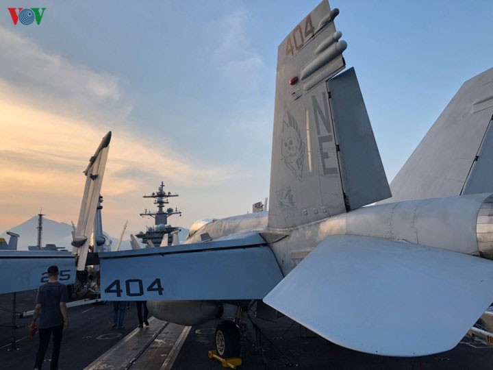 can canh tau san bay my uss carl vinson dang tham tp da nang hinh 3