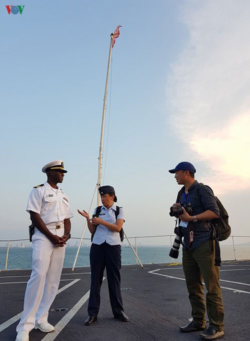 can canh tau san bay my uss carl vinson dang tham tp da nang hinh 6