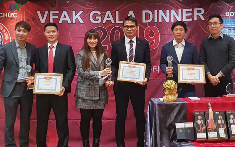 cau thu vo thanh thoai gianh qua bong vang cong dong nguoi viet o han hinh 2