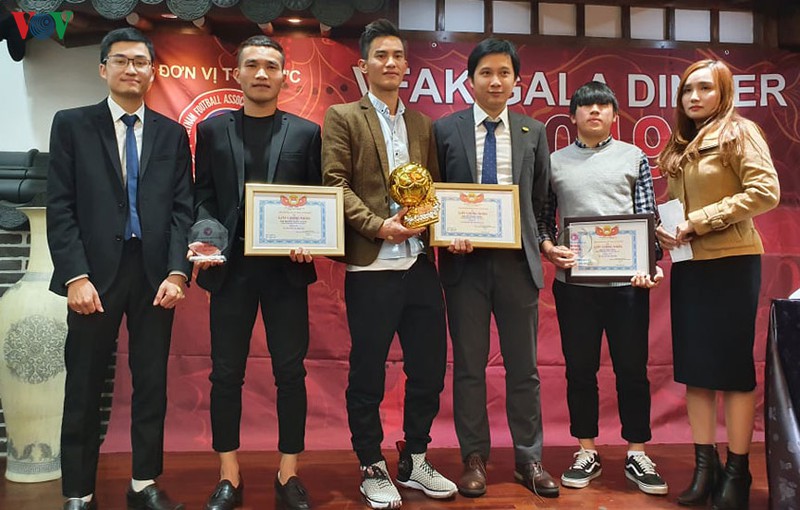 cau thu vo thanh thoai gianh qua bong vang cong dong nguoi viet o han hinh 1