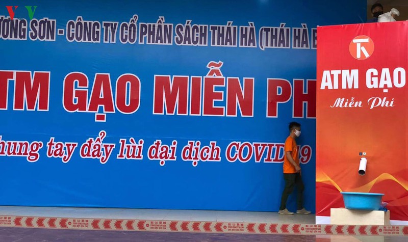 anh: xuc dong cu gia chong gay nhan ho tro tai atm rut gao "bang chan"  hinh 2