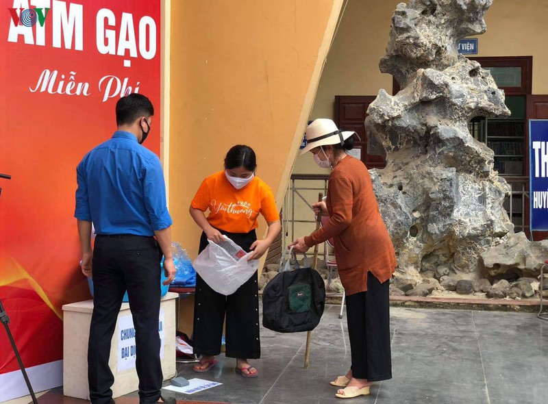 anh: xuc dong cu gia chong gay nhan ho tro tai atm rut gao "bang chan"  hinh 6