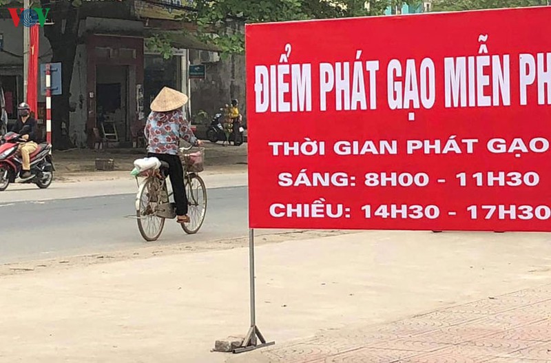 anh: xuc dong cu gia chong gay nhan ho tro tai atm rut gao "bang chan"  hinh 1