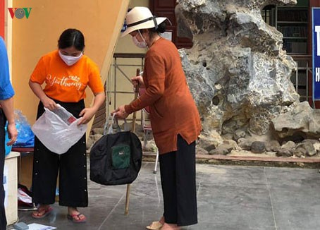 van hanh may atm  rut gao "bang chan" dau tien o hoa binh ho tro nguoi ngheo hinh 2
