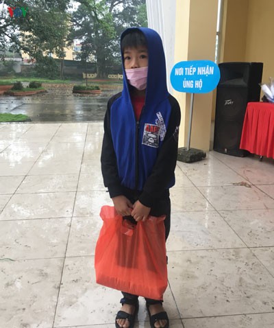cam dong nguoi muong doi mua nhan ho tro o atm rut gao "bang chan" hinh 3