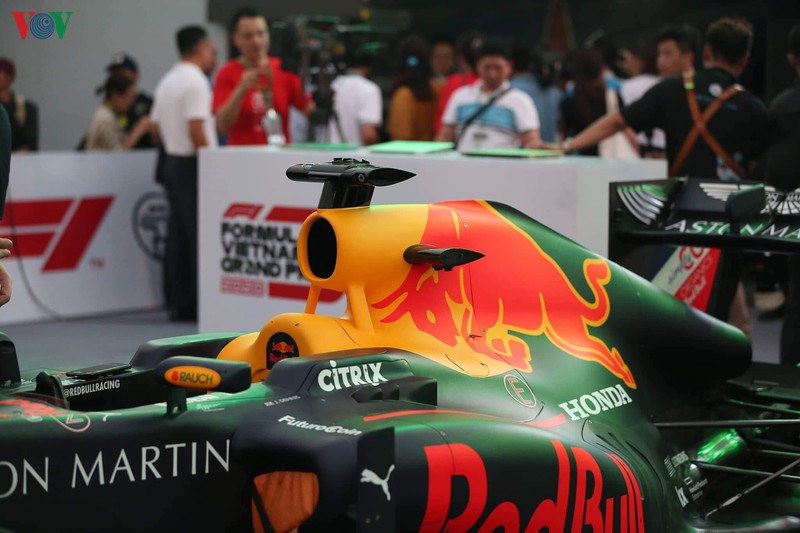 can canh: sieu xe dua f1 "ra mat" khan gia thu do ha noi hinh 5