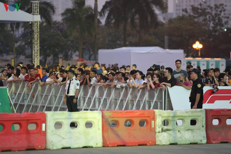 can canh: sieu xe dua f1 "ra mat" khan gia thu do ha noi hinh 11