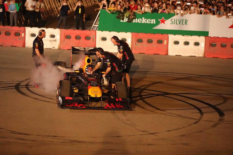 sieu pham drift "chay lop" cua hai quai thu f1 redbull tai ha noi hinh 17