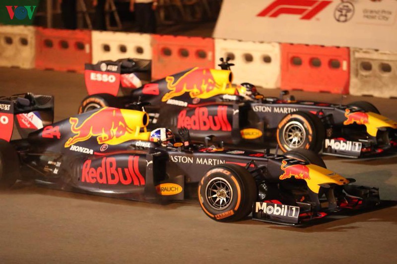 sieu pham drift "chay lop" cua hai quai thu f1 redbull tai ha noi hinh 3