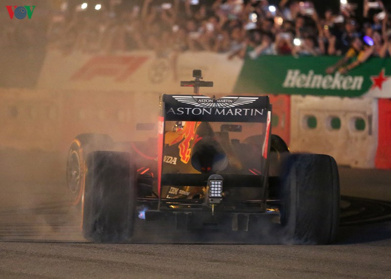 sieu pham drift "chay lop" cua hai quai thu f1 redbull tai ha noi hinh 13