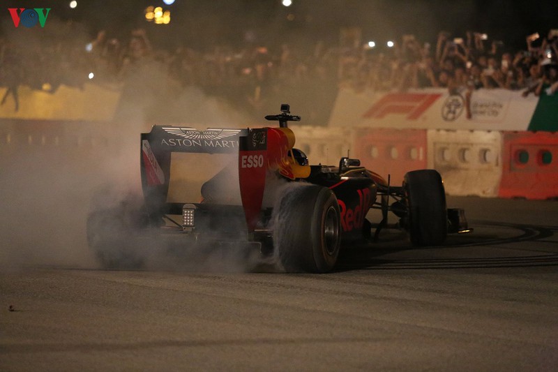 sieu pham drift "chay lop" cua hai quai thu f1 redbull tai ha noi hinh 14