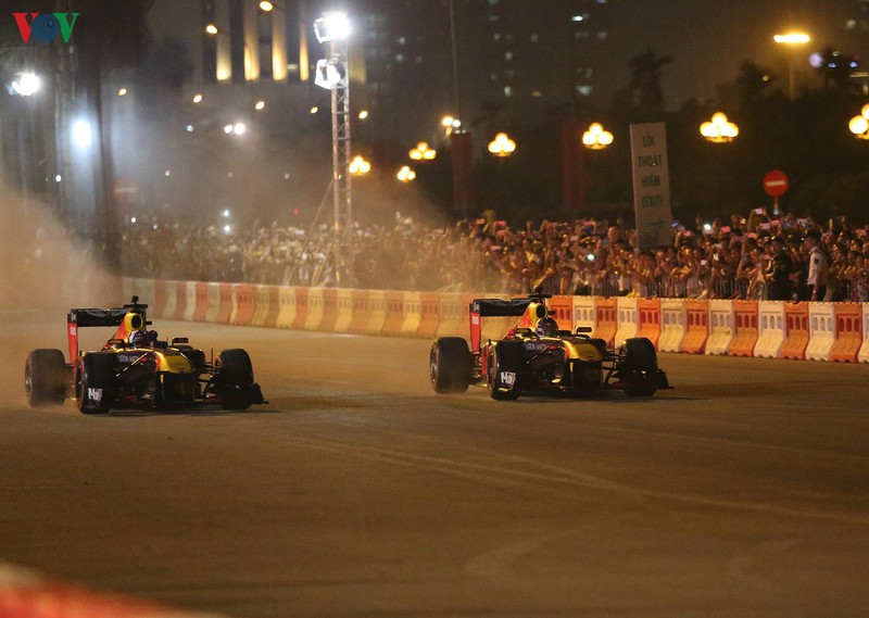 sieu pham drift "chay lop" cua hai quai thu f1 redbull tai ha noi hinh 2