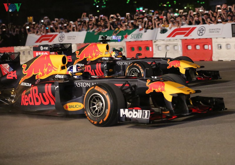 sieu pham drift "chay lop" cua hai quai thu f1 redbull tai ha noi hinh 6