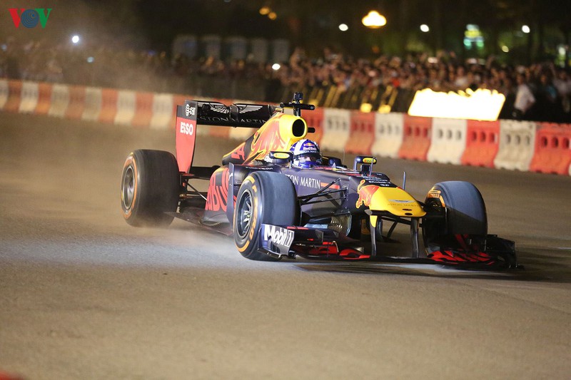 sieu pham drift "chay lop" cua hai quai thu f1 redbull tai ha noi hinh 5