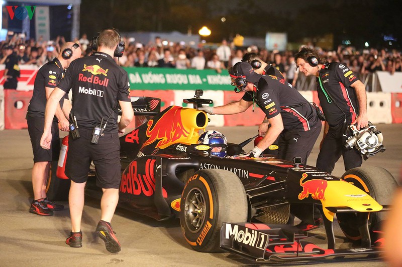 sieu pham drift "chay lop" cua hai quai thu f1 redbull tai ha noi hinh 4
