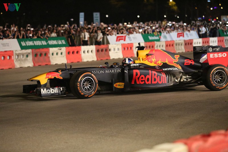 sieu pham drift "chay lop" cua hai quai thu f1 redbull tai ha noi hinh 8