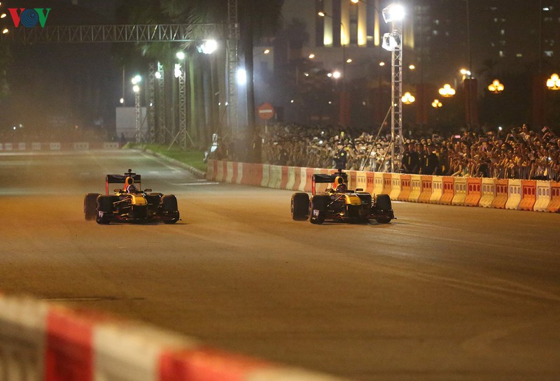 sieu pham drift "chay lop" cua hai quai thu f1 redbull tai ha noi hinh 7