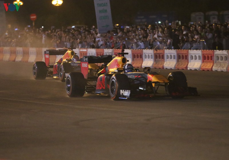sieu pham drift "chay lop" cua hai quai thu f1 redbull tai ha noi hinh 11