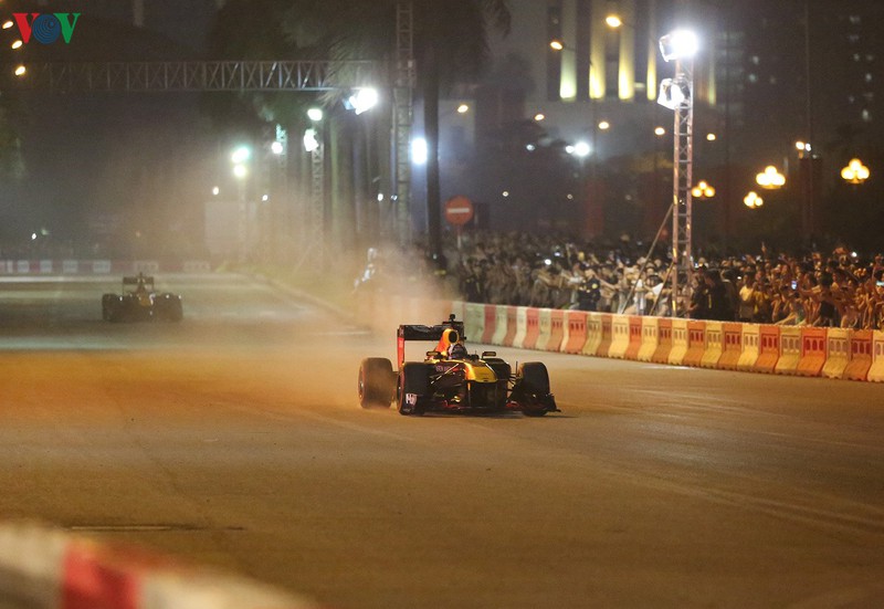 sieu pham drift "chay lop" cua hai quai thu f1 redbull tai ha noi hinh 10