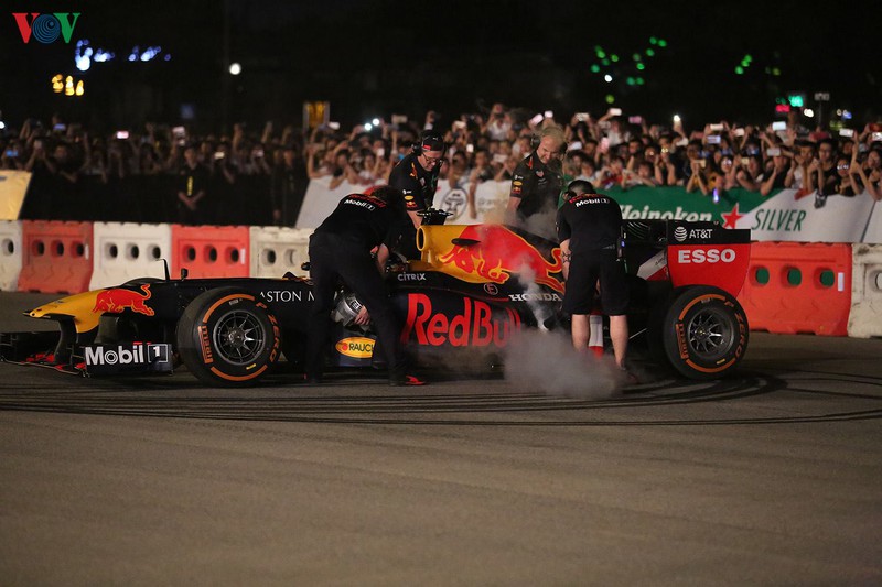 sieu pham drift "chay lop" cua hai quai thu f1 redbull tai ha noi hinh 16