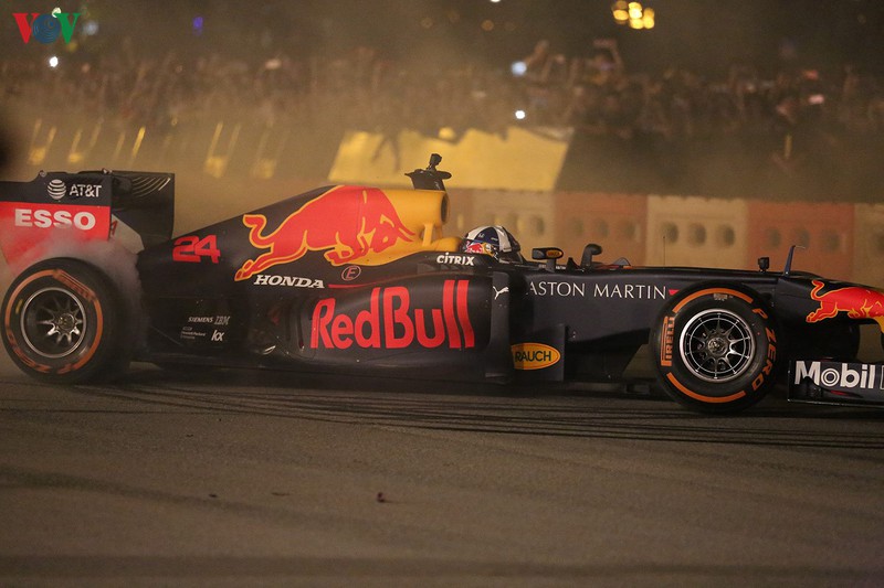 sieu pham drift "chay lop" cua hai quai thu f1 redbull tai ha noi hinh 12
