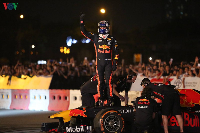 sieu pham drift "chay lop" cua hai quai thu f1 redbull tai ha noi hinh 19