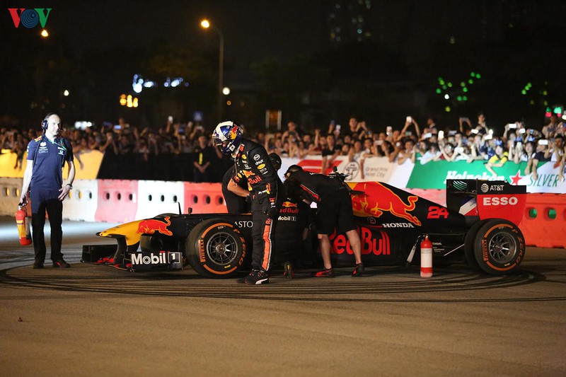 sieu pham drift "chay lop" cua hai quai thu f1 redbull tai ha noi hinh 18